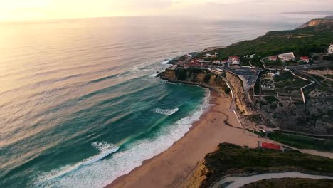 Luftaufnahme-des-Ozeans-in-der-Nähe-von-Azenhas-Mar-do,-Portugal-Stadt-am-Meer.