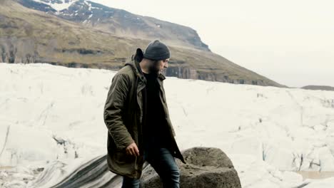 Schönen-jungen-Mann-zu-Fuß-am-Ufer-allein.-Touristische-Erkundung-der-Vatnajökull-Eis-Lagune-in-Island