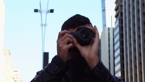 Hombre-fotografiando-la-Avenida-Paulista,-Sao-Paulo,-Brasil