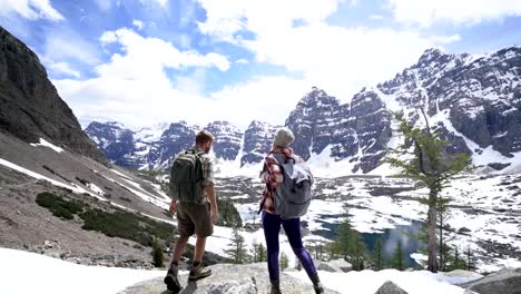 Pareja-joven/esposos-mirando-puntos-de-vista-y-contemplar-la-naturaleza