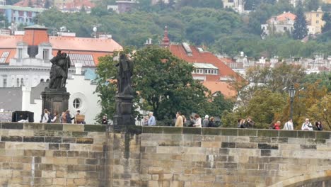 Prag-Karlsbrücke-auf-Moldau-auf-die-Massen-von-Touristen-schlendern