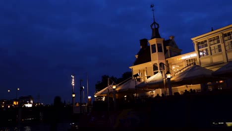 Centro-turístico-de-Ámsterdam-y-restaurante-en-el-crepúsculo