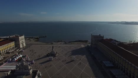 Vuelo-en-Praca-do-Comercio,-Lisboa,-Portugal