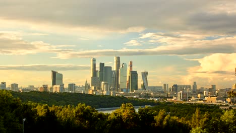 Stadtbild-mit-Wolkenkratzern-bei-Sonnenuntergang