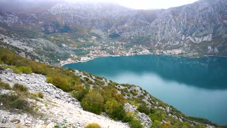 Bucht-von-Kotor-in-Montenegro.-Blick-vom-Hochgebirge-über-Risan