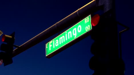 Flamingo-Road-Straßenschild-am-Las-Vegas-Boulevard---Abend-Blick