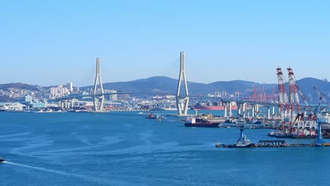 Puente-de-Gwangan-y-Haeundae-en-amanecer,-la-ciudad-de-Busan,-Korea.T-del-sur