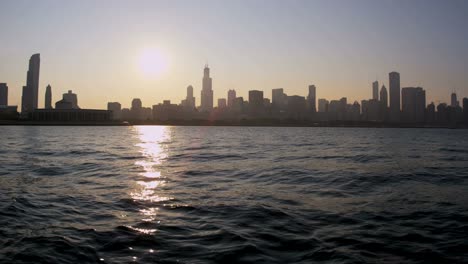 Lago-Michigan-rascacielos-centro-de-Chicago-en-América-al-atardecer