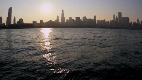 Skyline-Sonnenuntergang-über-Lake-Michigan-Chicago-Wolkenkratzer