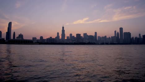 Blick-auf-den-Sonnenuntergang-über-dem-Lake-Michigan-Chicago-USA