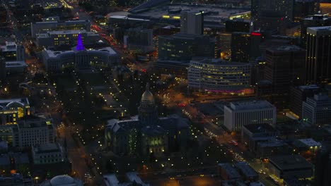 Luftaufnahme-des-Colorado-State-Capitol-Building-und-Denver-City-und-County-Building-bei-Nacht