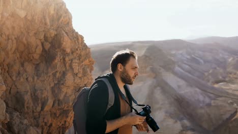 Hombre-toma-fotos-de-paisajes-de-montaña-masiva.-Hombre-caucásico-con-fotografías-de-la-cámara-y-mira-a-su-cámara.-Israel-4K