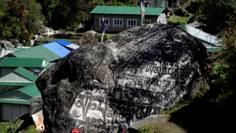 Los-turistas-están-cerca-de-piedra-de-la-oración-en-Nepal