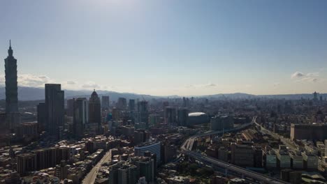sonnigen-Tag-Taipei-Stadtbild-berühmten-Turm-Verkehr-Straßen-Luftbild-Panorama-4k-Zeitraffer-Taiwan