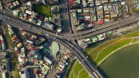 día-soleado-taipei-río-carretera-nudo-puente-aéreo-abajo-vista-4k-timelapse-Taiwán