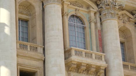 Las-grandes-vigas-de-la-Basílica-de-San-Pedro-en-el-Vaticano