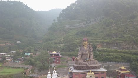 Ansicht-der-Statue-Tempel-von-Guru-Padmasambhava,-Kathmandu-Tal,-Nepal---16.-Oktober-2017