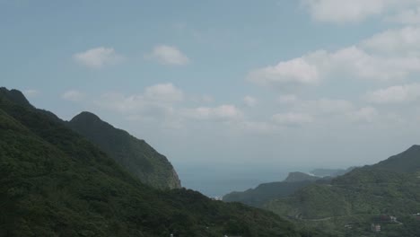 Time-lapse-tiro-de-nube-móvil-sobre-Jiufen,-también-deletreado-Jioufen-o-Chiufen