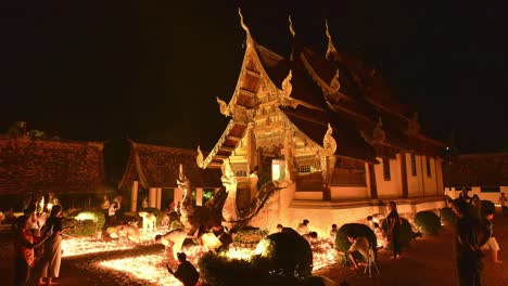4k,-timelapse,-tonelada-Kwen-templo,-Chiangmai,-Tailandia-–-mayo-de-2017:-pueblo-la-luz-velas-y-rezar-en-el-templo-de-Kwen-Ton-a-la-Visakha-Bucha-día.-Ruido-y-clip-ISO-alta