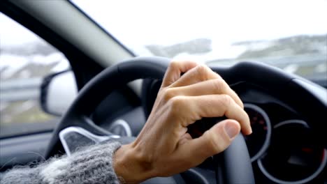 Primer-plano-en-mano-y-rueda,-mujer-en-coche,-vacaciones-de-concepto-de-viaje-de-carretera