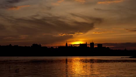 Zeit-Ablauf-der-Warschauer-Altstadt-mit-Weichsel-bei-Sonnenuntergang