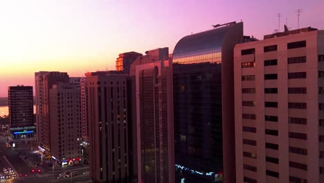 Hermosa-puesta-de-sol-mágica-con-la-luna-en-la-ciudad-de-Abu-Dhabi,-Emiratos-Árabes-Unidos