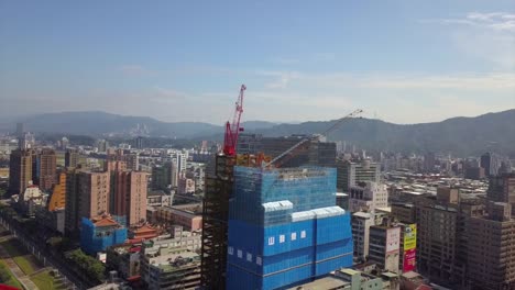 Taiwan-taipei-ciudad-día-de-sol-en-la-azotea-junto-al-río-construcción-aérea-panorama-4k