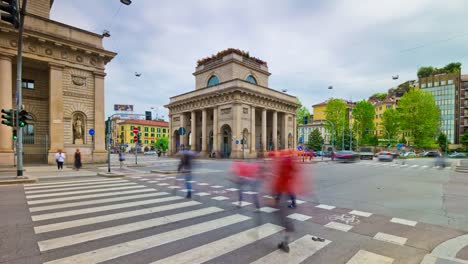 Italien-Mailand-Stadt-sonnigen-Tag-Verkehr-Straße-Kreuzung-Panorama-4k-Zeitraffer