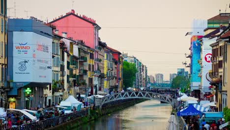 Italia-día-luz-Milán-ciudad-famoso-canal-panorama-4k-timelapse