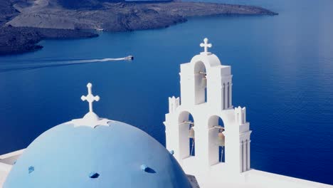 barco-pasa-detrás-de-las-tres-campanas-en-fira,-santorini