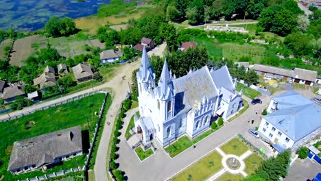 Iglesia-católica-vista-desde-la-cámara-de-dron-la-cámara-abre-y-ofrece-vistas-a-la-ciudad