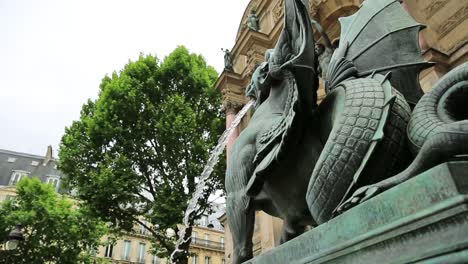 Fuente-Saint-michel-París