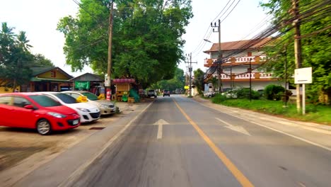 Reise-auf-dem-Weg-nach-Asien.-asphaltierte-Straße-in-einem-tropischen-Land