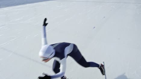 Ermittelten-Sportlerin-üben-auf-Eisbahn