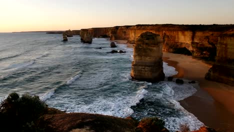 die-Felsformationen-am-port-Campbell,-bekannt-als-die-zwölf-Apostel-nach-Sonnenuntergang-auf-der-great-Ocean-road