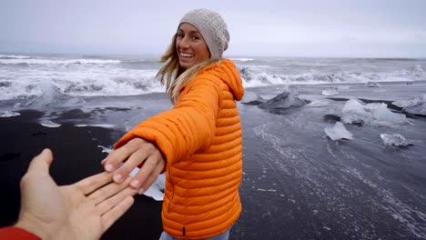 Folgen-Sie-mir-in-Konzept-Mädchen-führenden-Freund-Diamond-Beach-in-Island