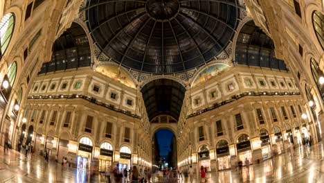 Milán-ciudad-horizonte-timelapse-en-la-Galleria-Vittorio-Emanuele-II,-lapso-de-tiempo-de-4K-de-Milán,-Italia