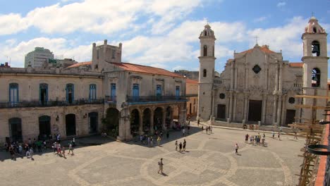 Cuba,-Distrito-de-La-Habana-Vieja-La-Habana,-provincia-Ciudad-de-la-Habana-aparece-como-patrimonio-de-la-humanidad,-Plaza-de-la-Catedral-y-Catedral-de-la-Virgen-María-de-la-Concepcion-Immaculada