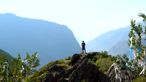 El-turista-se-fotografía-a-sí-mismo-en-un-teléfono-móvil-en-las-montañas.