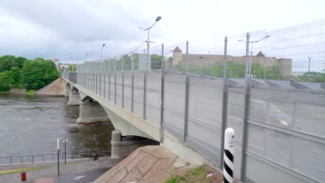 Die-Brücke-auf-der-anderen-Seite-der-Grenze-ni-Narva-Estland