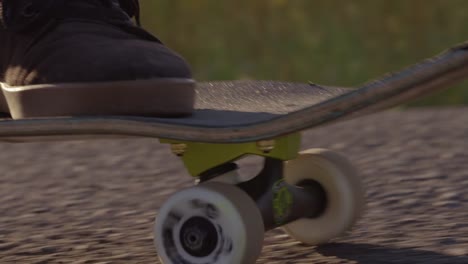 Skater-rodando-junto-a-campo-de-trigo-con-épicas-llamaradas-de-sol-y-puesta-del-sol---el-rojo