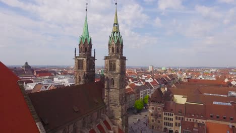 Aerial-Kirche-mit-Nürnberg-Stadt-im-Hintergrund