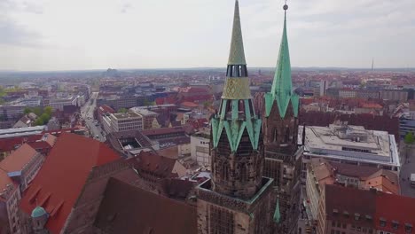 Aerial-Kirche-mit-Nürnberg-Stadt-im-Hintergrund