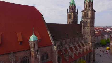 Aerial-Kirche-mit-Nürnberg-Stadt-im-Hintergrund