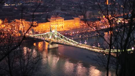 Vista-de-Budapest-Hungría-en-la-noche-con-vistas-al-río-Danubio-con-luces-de-la-ciudad-y-el-puente.-Clip-de-4-K-de-ciudad-turística-europea