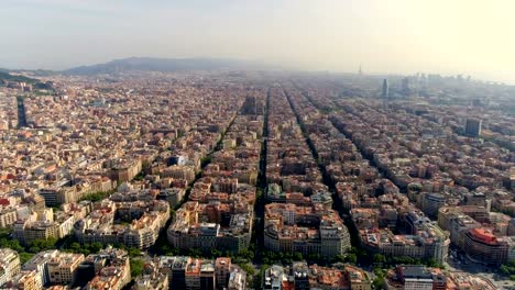 Luftaufnahme-von-Barcelona-Skyline-mit-Morgenlicht,-Spanien