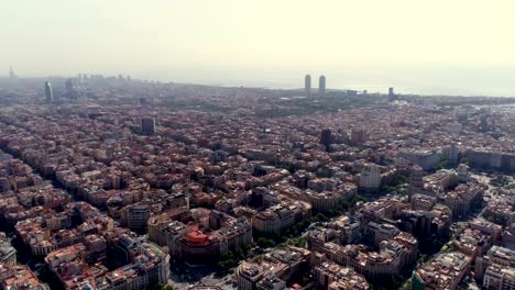 Vista-aérea-del-skyline-de-Barcelona-con-la-luz-de-la-mañana,-España.-Área-urbana-de