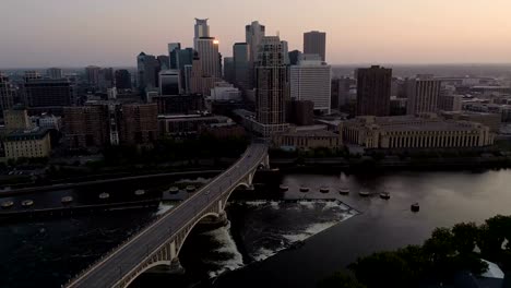 Luftaufnahmen-zeigen-von-Minneapolis-bei-Sonnenuntergang---4K