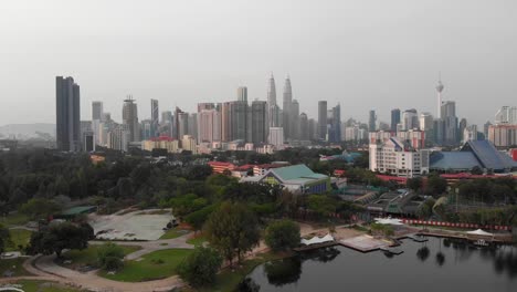 aerial-Vorwärtsflug-vom-Park-in-die-Innenstadt-von-Kuala-lumpur