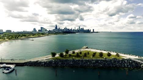 Dramatische-Skyline-von-Chicago-und-Lake-Michigan-Überführung